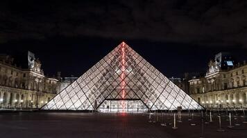 verlichte glas piramide Bij de louvre, Parijs foto