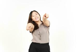 glimlach en richten Bij camera, willen u gebaar van mooi Aziatisch vrouw geïsoleerd Aan wit achtergrond foto