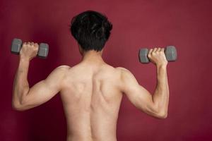 fitness man op rode achtergrond foto