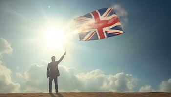 silhouet van een Mens Holding een Verenigde koninkrijk vlag tegen zonnig lucht foto