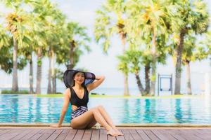 portret mooie jonge aziatische vrouwen gelukkige glimlach ontspannen rond het zwembad