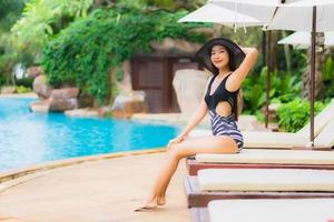 portret mooie jonge aziatische vrouwen gelukkige glimlach ontspannen rond het zwembad