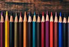 kleurrijk rangschikking van gekleurde potloden resting Aan houten tafel oppervlak, beeltenis school- en terug naar school concept - ai gegenereerd foto