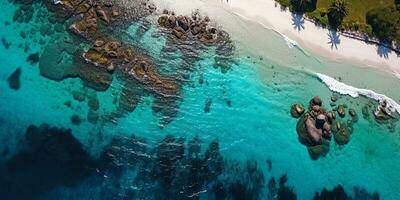 adembenemend antenne visie van ongerept kristalhelder turkoois wateren, kustlijn, en zanderig strand - ai gegenereerd foto