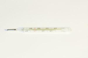 glas oud retro thermometer Aan een wit achtergrond in detailopname foto