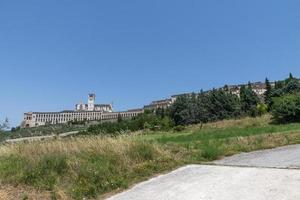 landschap van assisi gezien van buiten het land foto