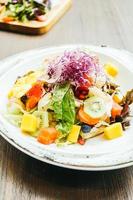 fruitsalade met groente in plaat foto