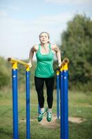 vrouw gymnast uitoefenen op parallelle staven foto