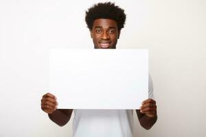 gelukkig jong zwart Mens Holding blanco wit banier teken, geïsoleerd studio portret. ai gegenereerd foto