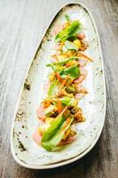 rauwe verse tonijnvleessalade met avocado en mango foto