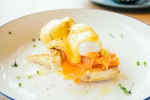 Eggs Benedict met gerookte zalm als ontbijt foto