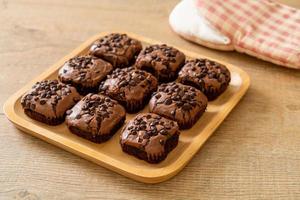 donkere chocolade brownies met chocoladeschilfers erop foto