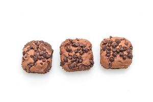 donkere chocolade brownies met chocoladeschilfers erop foto