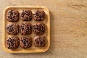 donkere chocolade brownies met chocoladeschilfers erop foto