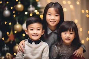 gelukkig kinderen zittend door de Kerstmis boom in de leven kamer lachend. ai gegenereerd foto