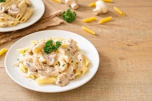 Penne Pasta Carbonara Roomsaus Met Champignons - Italian Food Style foto