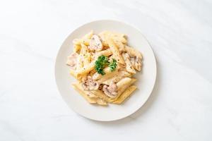Penne Pasta Carbonara Roomsaus Met Champignons - Italian Food Style