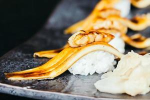 gegrilde palingvis sushi met foie gras bovenop foto