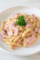 spirali of spirali pasta champignonroomsaus met ham - italiaans eten foto