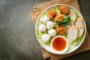 gekookte visballetjes garnalenballen en chinese visworst foto