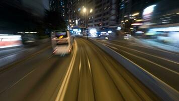 op reis door tram in nacht hong Kong foto