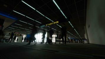 mensen verkeer in de luchthaven terminal foto