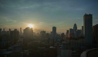 zonsondergang in de stad van bangkok, thailand foto
