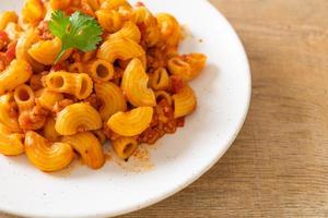 macaroni met tomatensaus en varkensgehakt, american chop suey, american goulash foto