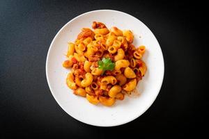 macaroni met tomatensaus en varkensgehakt, american chop suey, american goulash foto