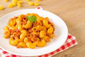 macaroni met tomatensaus en varkensgehakt, american chop suey, american goulash foto