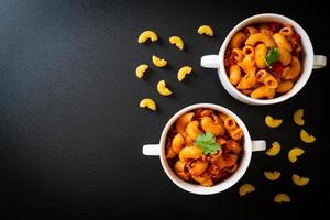 macaroni met tomatensaus en varkensgehakt, american chop suey, american goulash foto