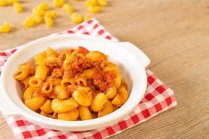 macaroni met tomatensaus en varkensgehakt, american chop suey, american goulash foto