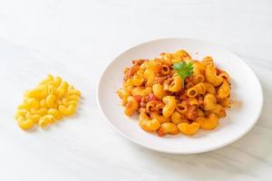 macaroni met tomatensaus en varkensgehakt, american chop suey, american goulash foto