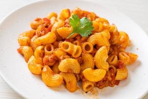 macaroni met tomatensaus en varkensgehakt, american chop suey, american goulash foto