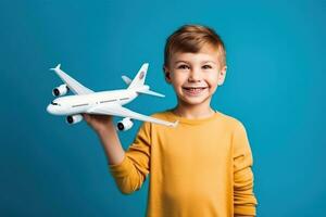 jongen met speelgoed- vliegtuig foto