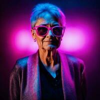 foto van midden- oud oud vrouw met met gemengd roze en blauw neon licht, generatief ai
