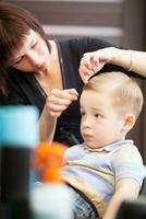 kapper afwerking jongens kapsel met haar- instelling foto