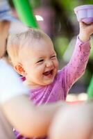 lachend weinig baby spelen met een speelgoed- foto