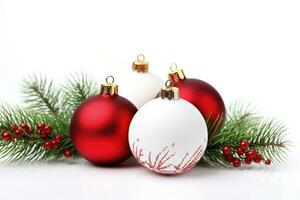 rood en wit Kerstmis ornamenten en takken geïsoleerd Aan een wit achtergrond. foto