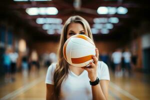volleybal bal in handen van een vrouw speler staand in Sportschool. generatief ai foto