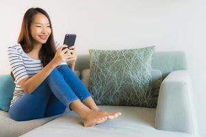 portret mooie jonge aziatische vrouw die mobiele telefoon gebruikt of praat foto