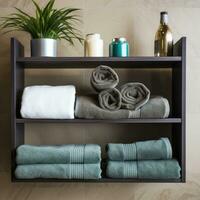 plank met handdoeken Bij hotel spa. foto