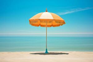 geel en wit paraplu Aan een zonnig strand foto