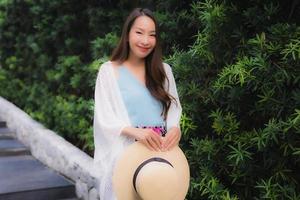 portret mooie jonge aziatische vrouwen glimlachen blij met buiten foto