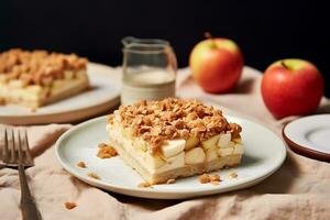 eigengemaakt appel taart met crumble Aan een wit tafel foto