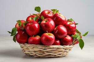 een mand gevulde met vers geplukt appels symboliseert de overvloedig oogst van herfst tegen een minimaal wit backdrop foto
