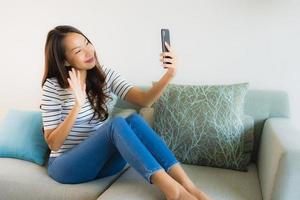 portret mooie jonge aziatische vrouw die mobiele telefoon gebruikt of praat foto