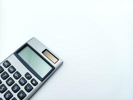 digitaal zak- rekenmachine geïsoleerd Aan wit achtergrond. hoek positie met negatief ruimte foto