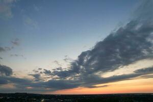 antenne visie van verlichte van luton woon- huizen van Engeland uk na zonsondergang gedurende nacht van zomer. beeldmateriaal was gevangen genomen met drone's camera Aan sep 2e, 2023 foto