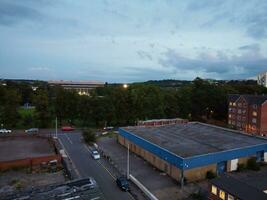 antenne visie van verlichte luton stad van Engeland uk na zonsondergang gedurende nacht van zomer. beeld was gevangen genomen met drone's camera Aan sep 1e, 2023 foto